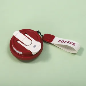 Couvercle de tasse à café isotherme portable avec design de sangle blanche pratique.