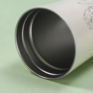 Vue en gros plan détaillée du bord intérieur et de la texture du gobelet thermos en inox.