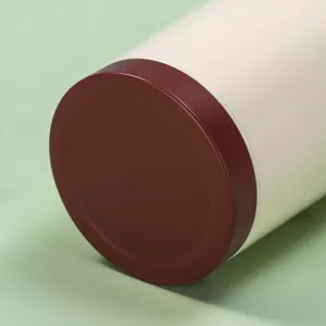 Détail de la base de bouteille isotherme en acier inox, affichage de composants de voyage.