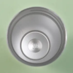 Détail intérieur de tasse isotherme en acier inoxydable montrant une haute qualité.