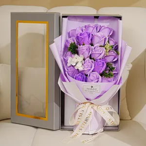 Magnifique boîte cadeau de bouquet de roses en savon violet pour la Saint-Valentin romantique.
