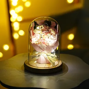 Detailansicht der rosa Seifenrosen Blumenstrauß Nachtlicht mit Glaskuppel und Holzbasis.