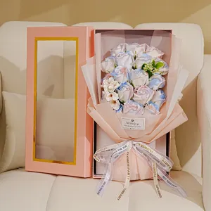 Vue détaillée du coffret cadeau bouquet de roses en savon rose et bleu avec une fenêtre.