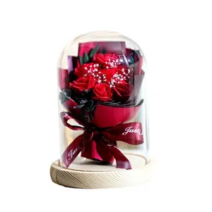 Konservierte rote Rosen Blume Strauß in Glas Kuppel mit Holzbasis romantisches Geschenk.