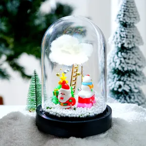 Dôme en verre de Noël avec Père Noël et bonhomme de neige, décor lumineux de bureau vue détaillée.