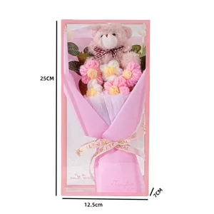 Detailansicht der Größe des handgehäkelten Blumenstraußes mit rosa Teddybär-Geschenkbox
