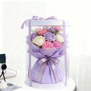 Gros plan d'un bouquet de fleurs de savon dans une boîte cadeau cylindrique