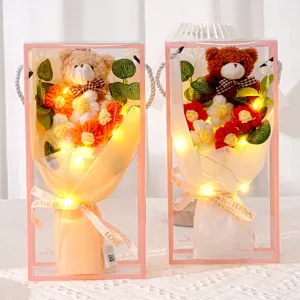 Handgefertigter Häkelblumenstrauß mit Plüschbär und warmen LED-Lichtern in Geschenkbox