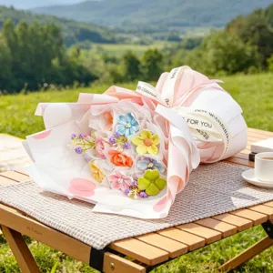 Plano detallado de un ramo de flores de cerámica en mesa, regalo muy romántico.