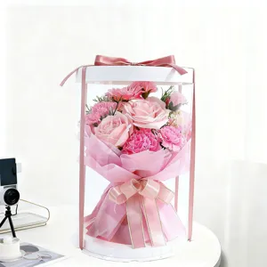 Élégant bouquet de roses en savon dans une boîte cadeau cylindrique avec rubans roses