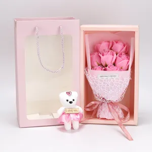 Romantische valentijn cadeauset met zeep rozen boeket en geschenkdoos met schattige beer