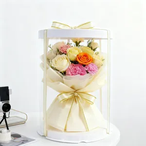 Élégant bouquet de roses en savon dans une boîte cadeau cylindrique transparente