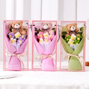Detail von drei handgehäkelten Blumensträußen mit Teddybären in eleganten Geschenkboxen