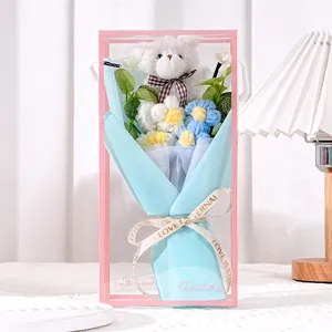 Nahaufnahme von handgestricktem Bären-Blumenstrauß in rosa transparenter Geschenkbox