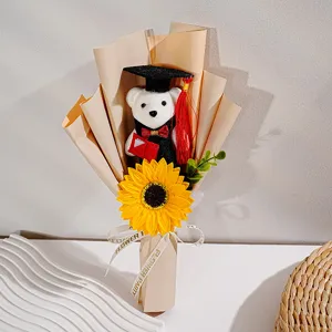 Detailaufnahme des Abschluss Blumenstraußes mit Plüschbär und Sonnenblume in Geschenkpapier.
