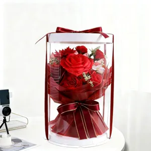 Vue détaillée d'un bouquet de roses en savon rouge dans une boîte cadeau ronde transparente