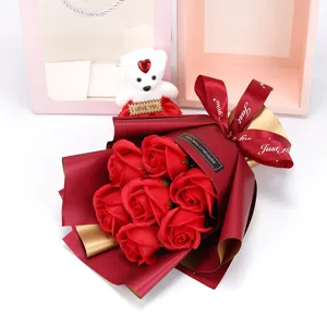 Prachtige zeepbloemen boeket met schattige teddybeer in mooie geschenkdoos voor cadeau.