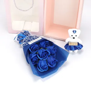 Blauwe zeep rozen boeket cadeaubox met schattige beer voor Valentijnsdag cadeau.