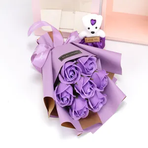 Paarse zeepbloem boeket met schattige beer en cadeau doos voor Valentijnsdag geschenk.