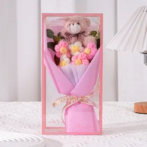 Handgemachter rosa Strickblumenstrauß mit Teddybär in einer transparenten Geschenkbox