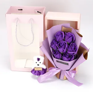 Paarse zeeprozen boeket met schattige beer en roze geschenkdoos voor romantische gelegenheden.