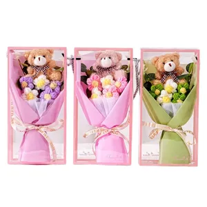 Set aus drei handgefertigten Strickblumensträußen mit Teddybären in Geschenkboxen