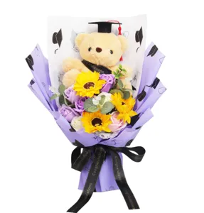 Detailansicht des Abschlussbären-Blumenstraußes mit bunten Sonnenblumen und Seifenblumen.