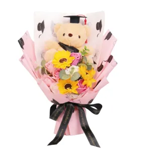 Nahaufnahme des Abschluss-Bären-Blumenstraußes mit Sonnenblumen und feinen Seifenrosen.