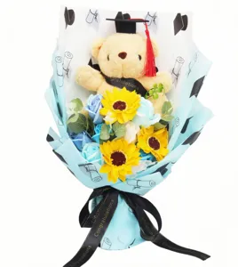 Abschlussgeschenk Blumenstrauß mit süßem Plüschbär, Sonnenblumen und bunten Seifenrosen.