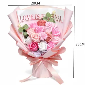 Vista dettagliata del bouquet di rose e garofani in sapone artificiale con elegante confezione.