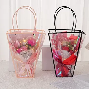 Romantischer Seifenrosenstrauß im herzförmigen Acrylball mit Teddybär-Geschenktüte