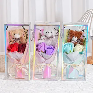 Detail von Seifenrosen-Bouquets mit Teddybären in schillernden Geschenkkartons