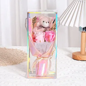 Rosa Seifenrosenstrauß mit Teddybär in schillernder Geschenkbox zum Valentinstag.