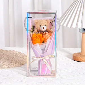 Detailansicht von Seifenrosen Teddybär-Bouquet in einer irisierenden Geschenkbox