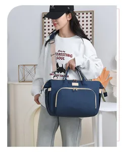 Vista dettagliata di una modella asiatica con una borsa fasciatoio blu scuro in un interno moderno