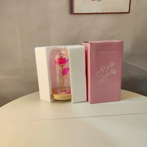 Rosa galassia in cupola di vetro con bella confezione regalo rosa e schiuma