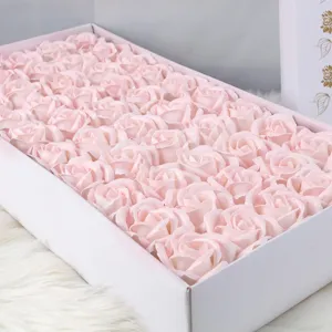 Nahaufnahme von rosa Seifenrosen-Blütenköpfen, ordentlich in einer weißen Box arrangiert