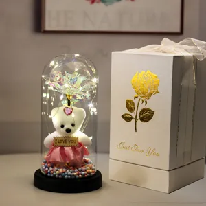 Gedetailleerd uitzicht op de romantische rozenbeer glazen koepel met LED-lampjes, ideaal cadeau.