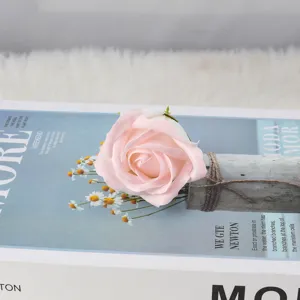 Detailaufnahme eines realistischen rosa Seifenrosenkopfes für DIY Valentinstag-Bouquets