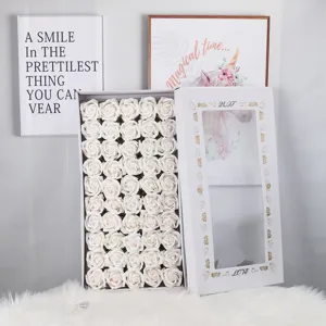 Detailansicht von 50 weißen Seifenrosen in einer Geschenkbox für DIY-Blumensträuße