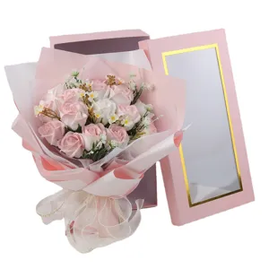Elegante ramo de rosas de jabón rosas y blancas de San Valentín en caja de regalo rosa.