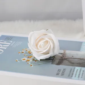 Detailansicht eines weißen dreischichtigen Seifenrosenkopfes für DIY-Bastel-Blumensträuße