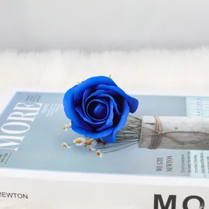 Detailansicht eines blauen dreischichtigen Seifenrosenkopfes für DIY-Blumensträuße