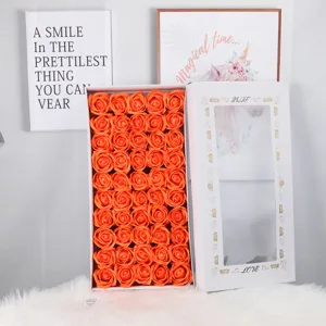 Detailansicht von 50 leuchtend orangefarbenen Seifenrosenköpfen in einer weißen Box