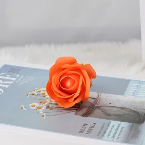 Detailansicht künstlicher oranger Rosen-Seifenblütenkopf für DIY-Valentinstagsstrauß