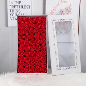 Rote Seifenrosenblüten in weißer Geschenkbox für Valentinstag-Bouquets