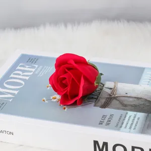 Nahaufnahme eines roten Seifenrosenkopfs mit grünem Kelch für DIY-Valentinsgeschenke.