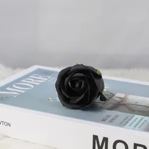 Detailaufnahme eines schwarzen 3-lagigen Seifenrosenkopfs für DIY-Blumensträuße.
