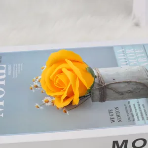 Nahaufnahme einer gelben dreischichtigen Seifenrose auf einer Lifestyle-Zeitschrift