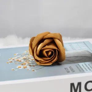 Detaillierte Makroansicht eines dreischichtigen goldenen Seifenrosenkopfes für DIY-Blumenarrangements
